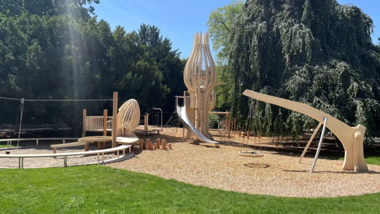 Spielplatz aus Accoya Holz