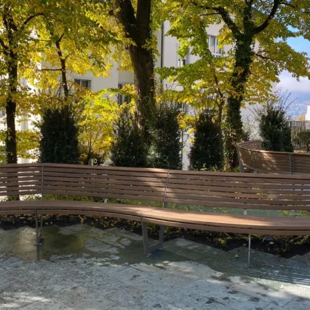 Geschwungene Bank aus Accoya Holz